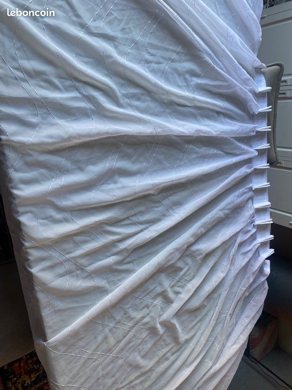 Grand voilage blanc brodé vagues – L 5,5 m x H 1,7 m – Finition plombée (image 1)