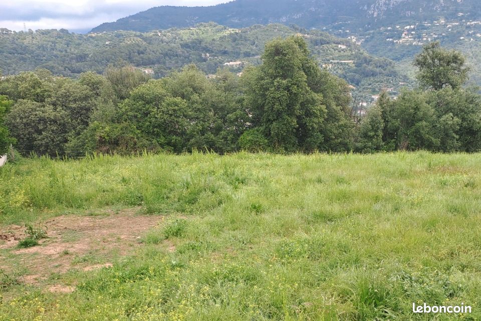 Terrain 800 m² Carros · 260 000 €