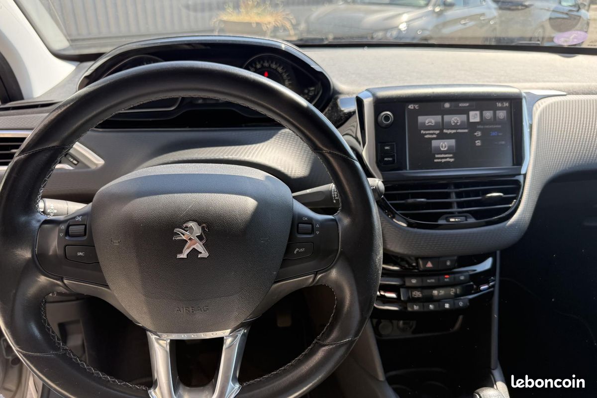 PEUGEOT 208 1.2i - 82 Allure (image 18)
