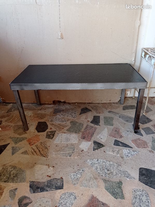 Table basse avec plateau en granit gris foncé (image 1)