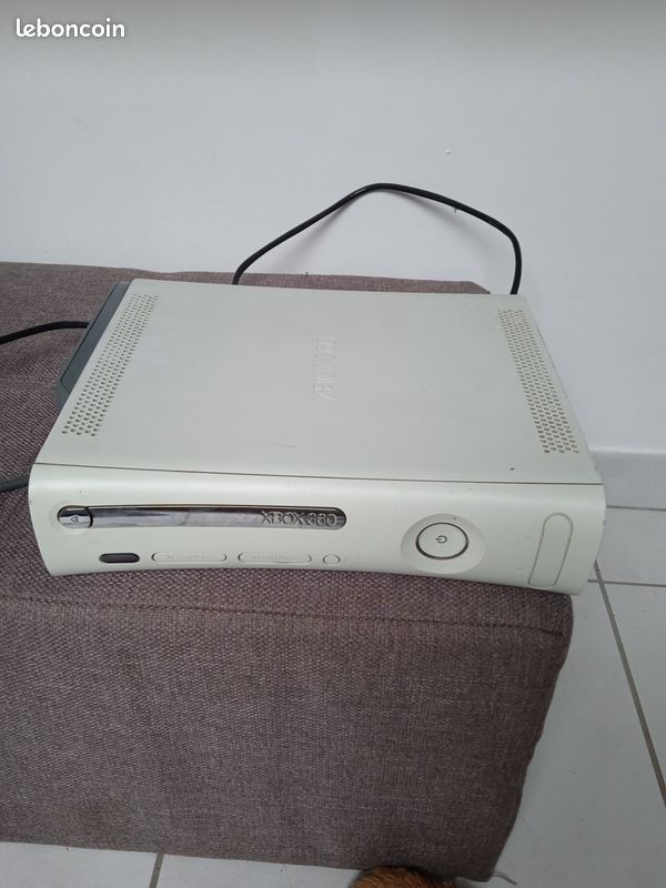 Bonjour je vend Xbox 360 avec jeux e volant (image 1)
