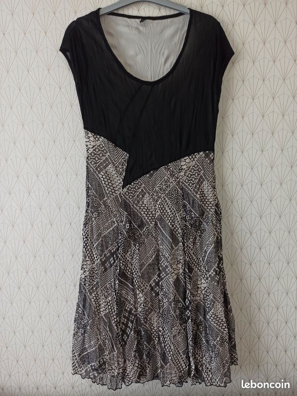 Robe d'été noire et grise en résille imprimée taille L (image 1)