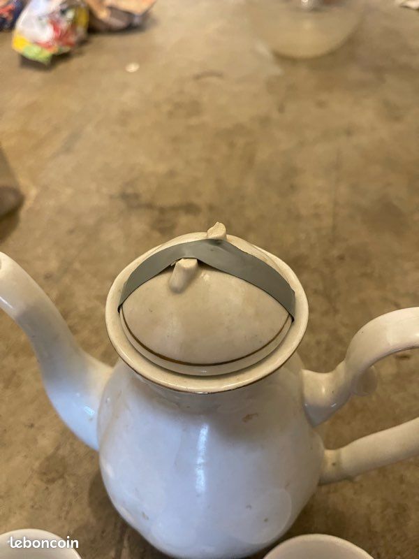 Théière blanche avec dorure avec 3 petites tasses (image 2)