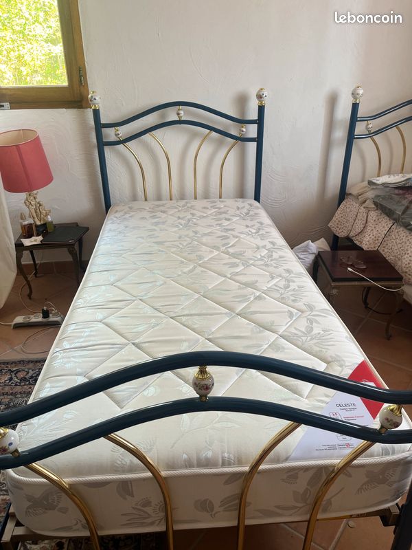 2 Lits métal style ancien avec lattes et matelas (image 4)