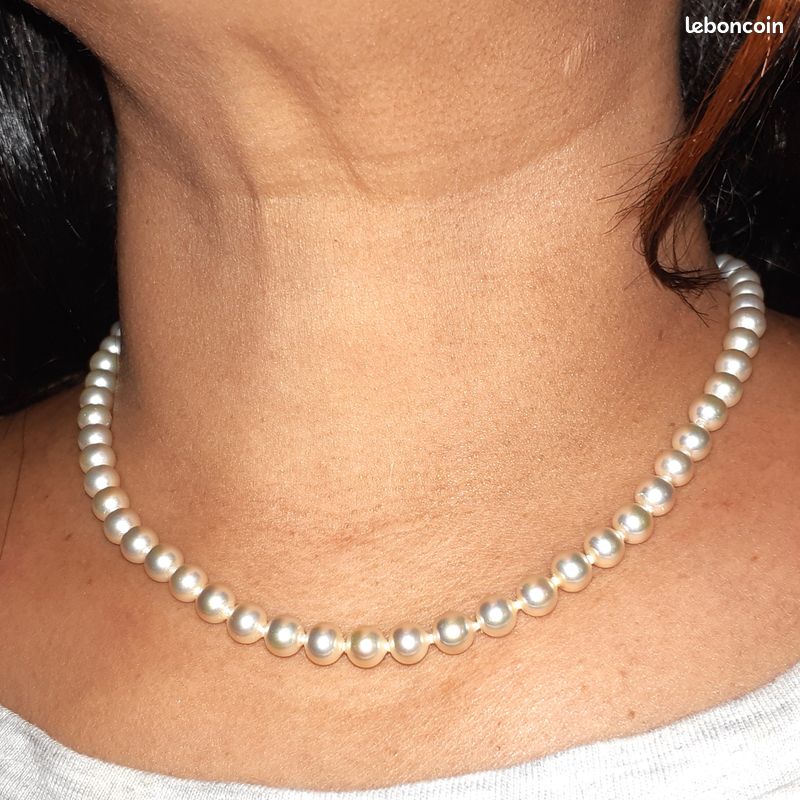 Collier Ras Du Cou En Perles De Résine Blanche - Fermoir Or, Style Rétro (occasion, Très Bon état)