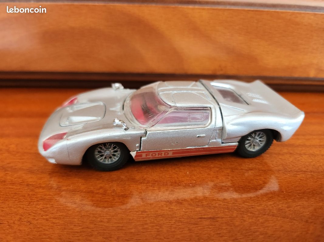 Dinky Toys Ford 40-RV Réf 132 – Angleterre – Boîte D'origine