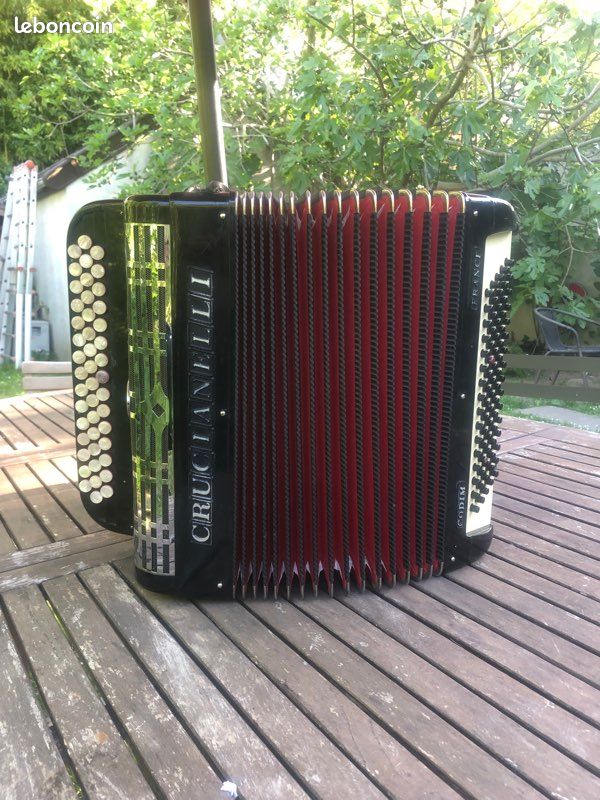 Vend accordéon Crucianelli noir (image 1)