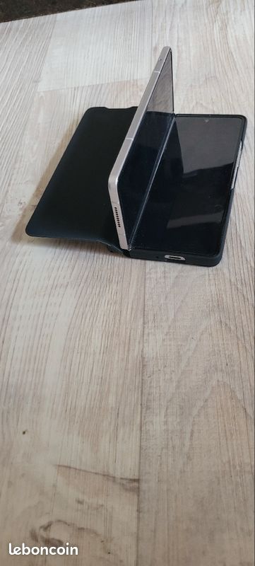 Samsung Z Fold3 (image 2)