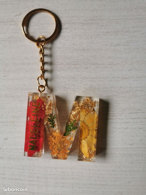 Porte clé lettre en résine (image 4)