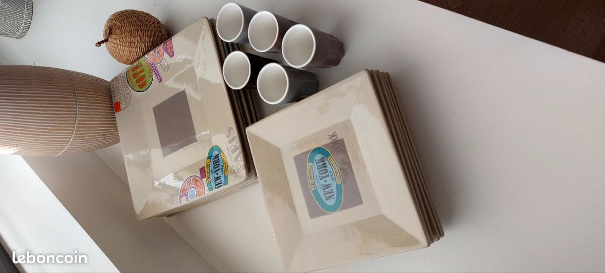 Service assiettes 12 pièces + 5 petites tasses (image 1)