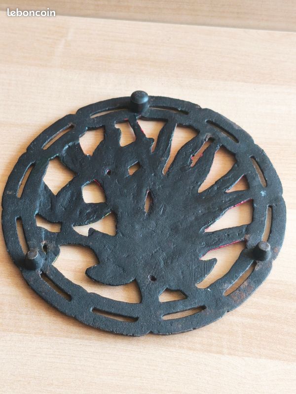 Ancien de sous-plat en fonte diamètre 21 cm - Arts de la table