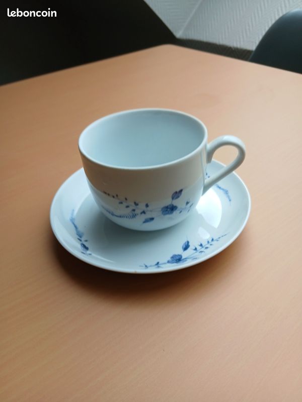 Tasse et soucoupe ,petit déjeuner en porcelaine de Chantilly (image 1)