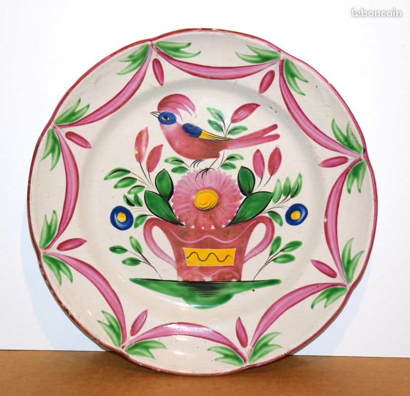 Ancienne assiette en faïence décor oiseau à la corbeille de fleurs (image 1)