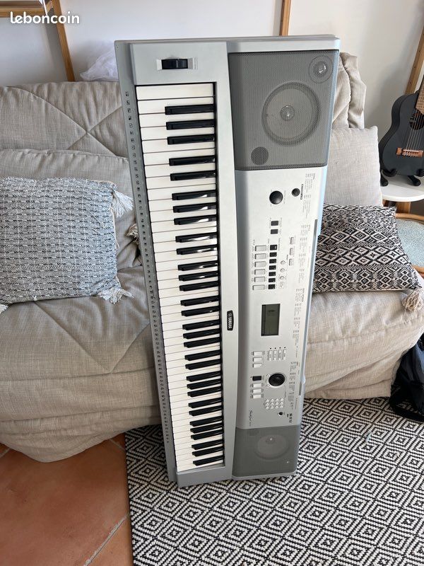 Piano Synthétiseur Yamaha DGX 230 (image 1)