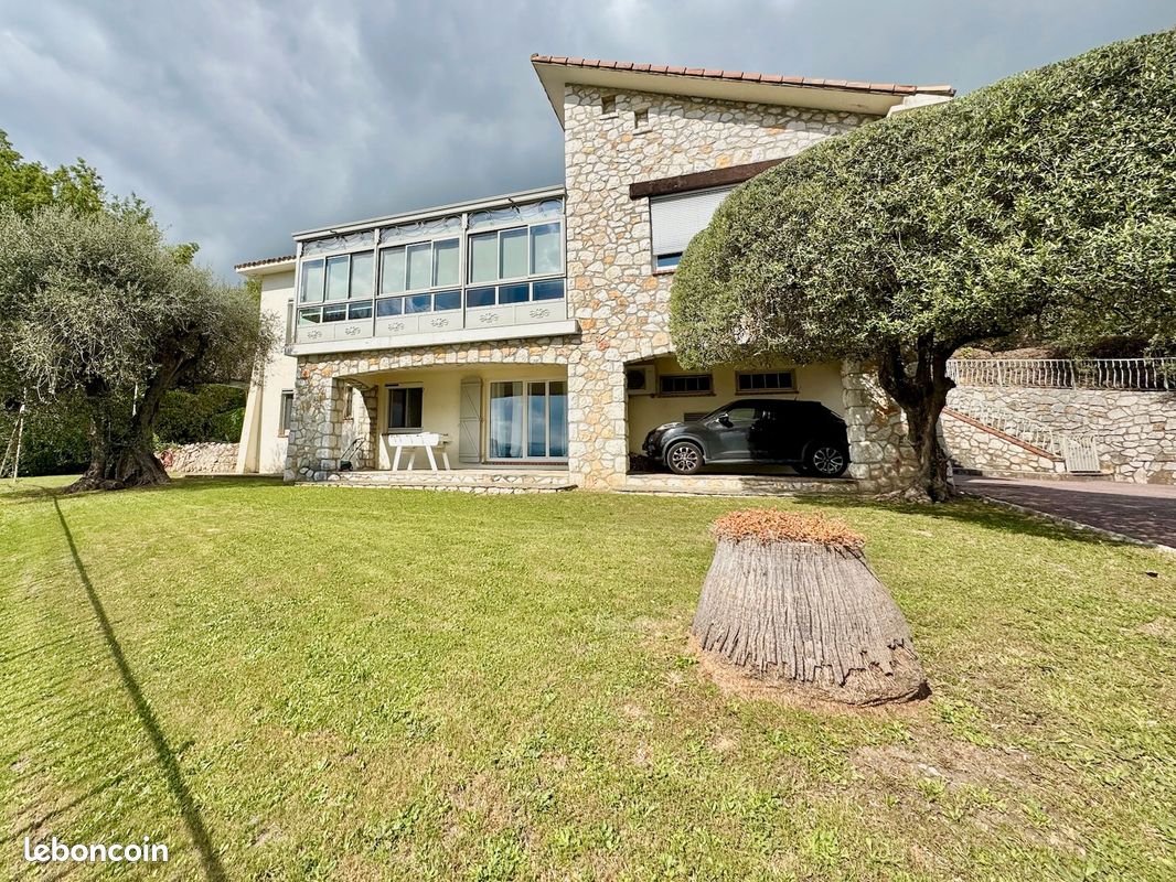 Maison 8 pièces 281 m² · à Gattières · 281 m² · 840 000 €
