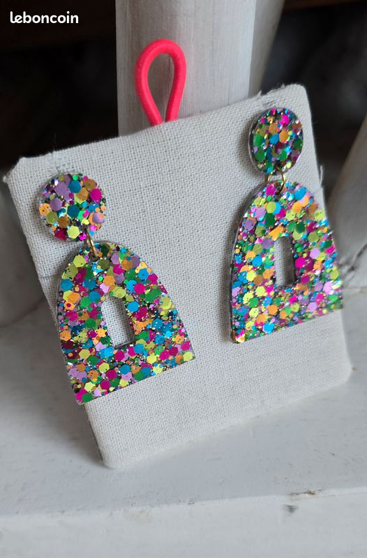 Boucles d'oreilles en résine pailletée (image 1)