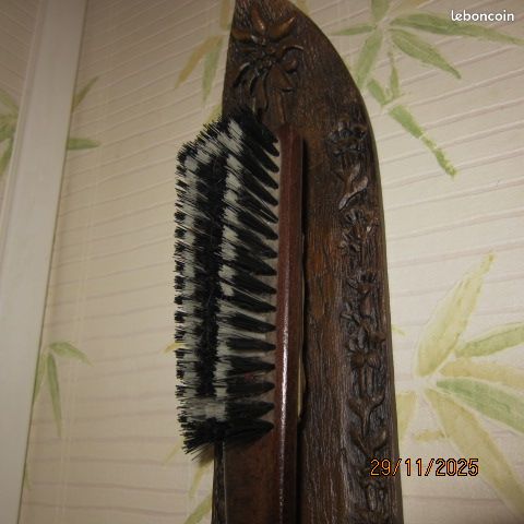 Brosse à vêtements sur support bois, bon état (image 2)