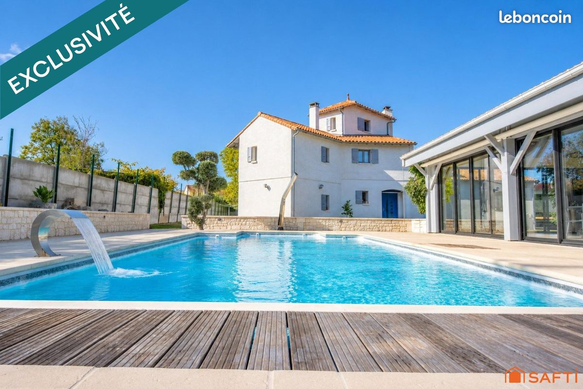 Maison 11 pièces 370 m² · à Chaillevette · 370 m² · 995 000 €