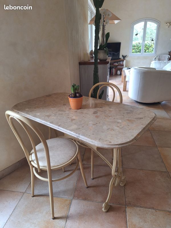 Table de cuisine beige en marbre et fonte et ses deux chaises assorties (image 1)