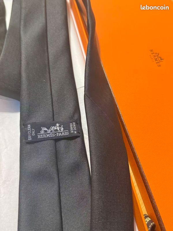Cravate Noir'' en tissu Hermès (image 3)