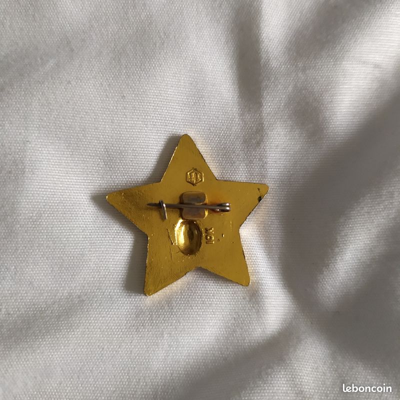 Insigne Roumanie époque Soviétique – Ouvrier émail Rouge Années 1950 – Militaria