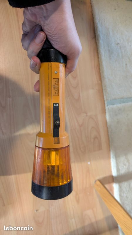 Lampe Torche Ancienne VARTA France En Tôle Rouge – Vintage – Fonctionne Sans Piles (testée)