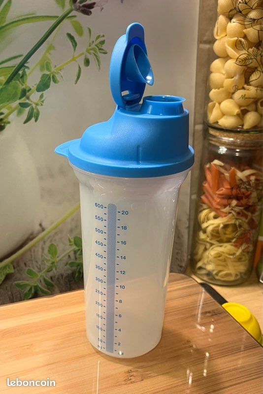 Shaker Tupperware Bleu Gradué 450 Ml – Avec Bec Verseur, D'occasion
