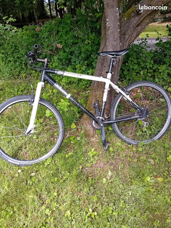 Velo Rockrider de marque decathlon avec des pedales look Grande