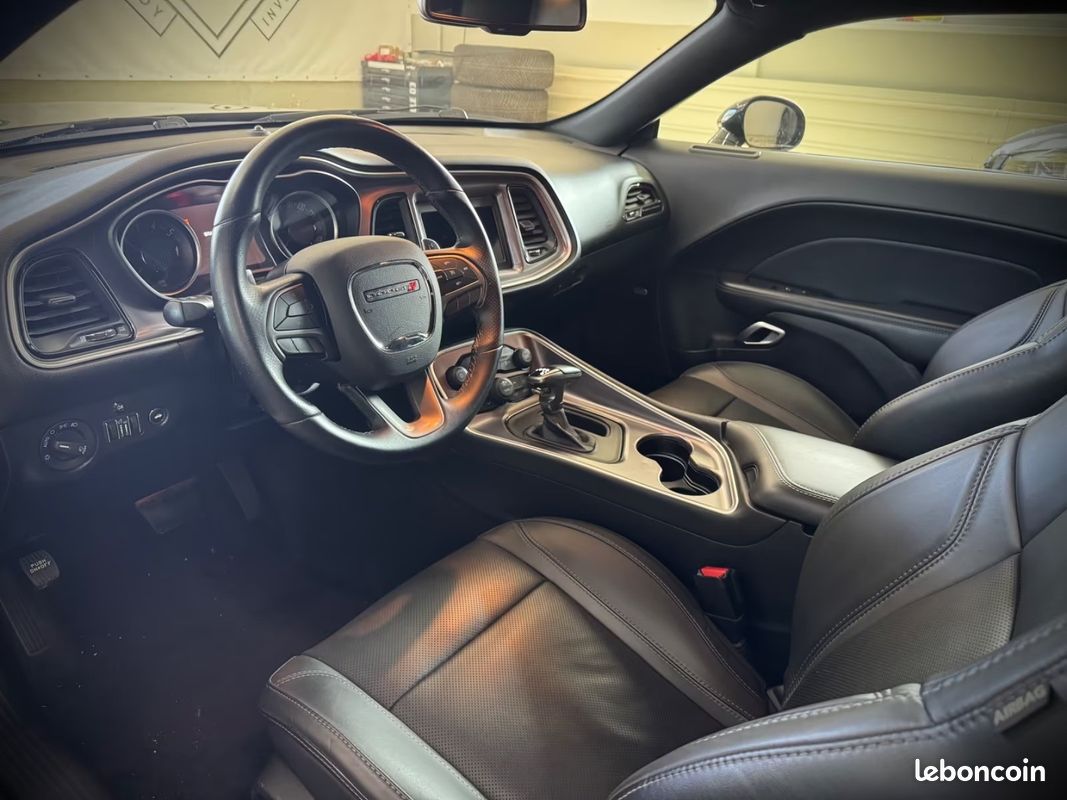 Dodge CHALLENGER R/T 5.7 V8 HEMI 381 ch – Toit ouvrant – CarPlay – Cuir intégral (image 12)