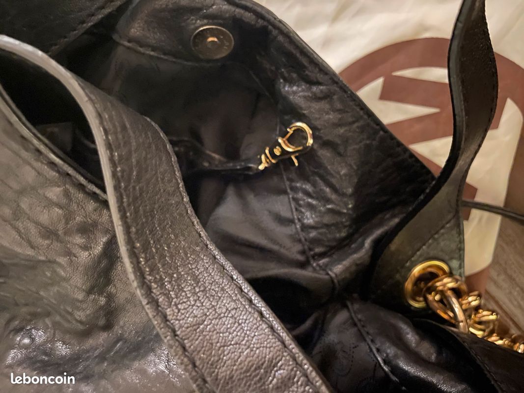 Grand sac porté épaule cuir et clous dorés (image 5)