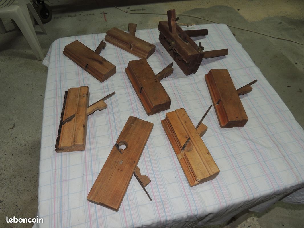 Vieux outils de menuisier en bois (image 3)