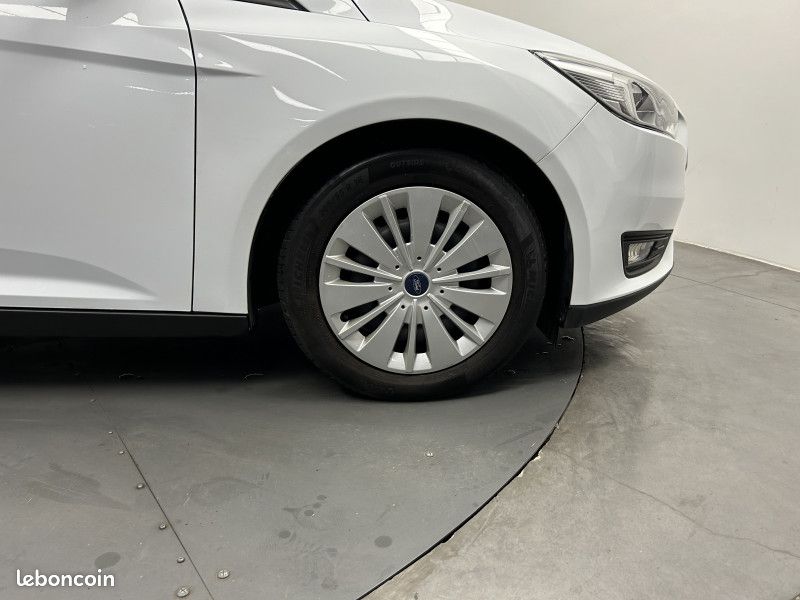 Ford FOCUS Focus 1.0 EcoBoost 125 ch / Clim Auto / Régulateur / Bluetooth (image 17)