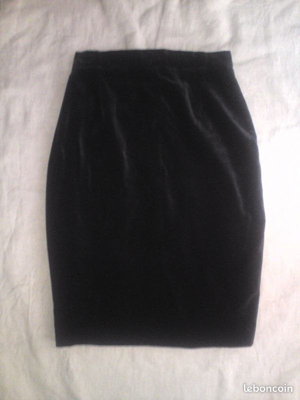 Jupe noire en velours lisse, coupe crayon avec fente derrière Taille 36 marque Mary Kimberley (image 1)