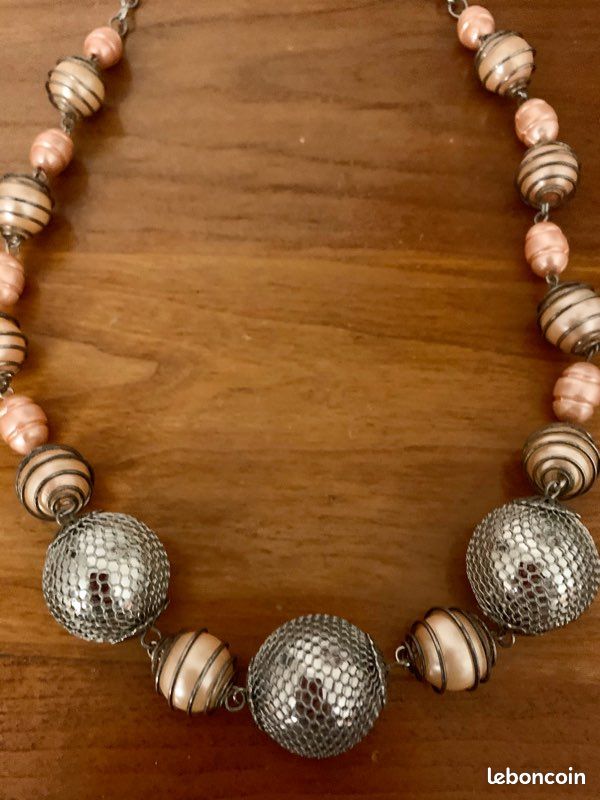 Collier neuf boules martelées argent et boules saumon (image 1)