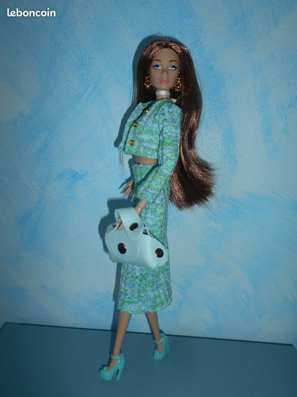 BARBIE en TAILLEUR JUPE NOIR et HAUT ROSE - 99-5 9,90