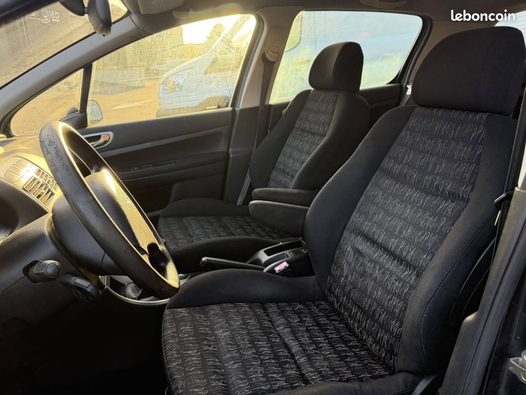 Peugeot 307 1.6 HDi90 Confort 5p (image 8)