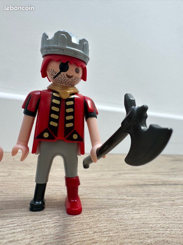 Lot 3 personnages Playmobil chevaliers / pirate avec armes (image 2)