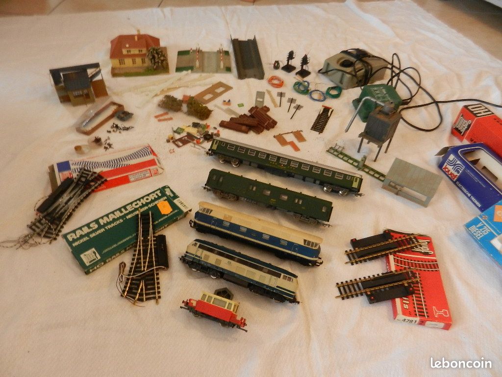 Train electrique + rails + divers accessoires (image 1)