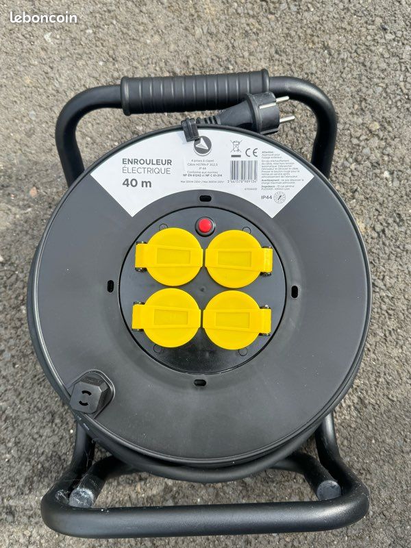 Enrouleur Electrique Enrouleur Automatique 15m LEDKIA - 4 Prises Allemandes - IP44 Pour Intérieur/Extérieur Enrouleur LEDKIA Jaune