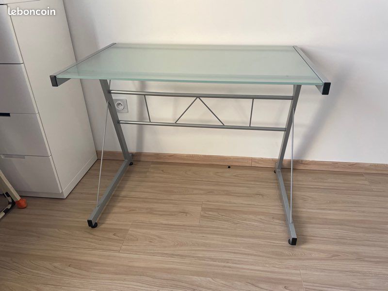 Bureau (image 1)
