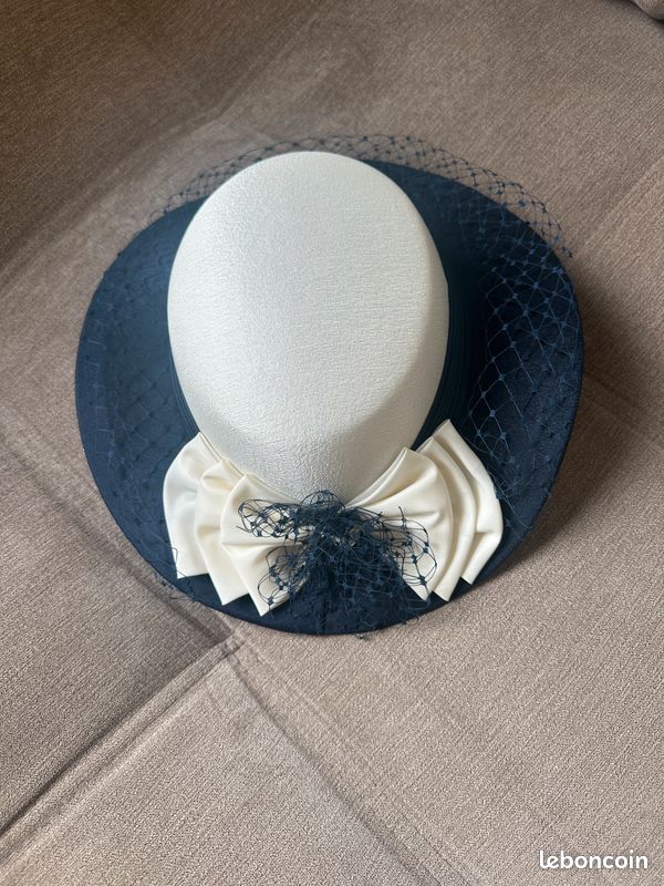 Magnifique chapeau de cérémonie de modiste - Capeline Bibi bleu marine et crème (image 5)