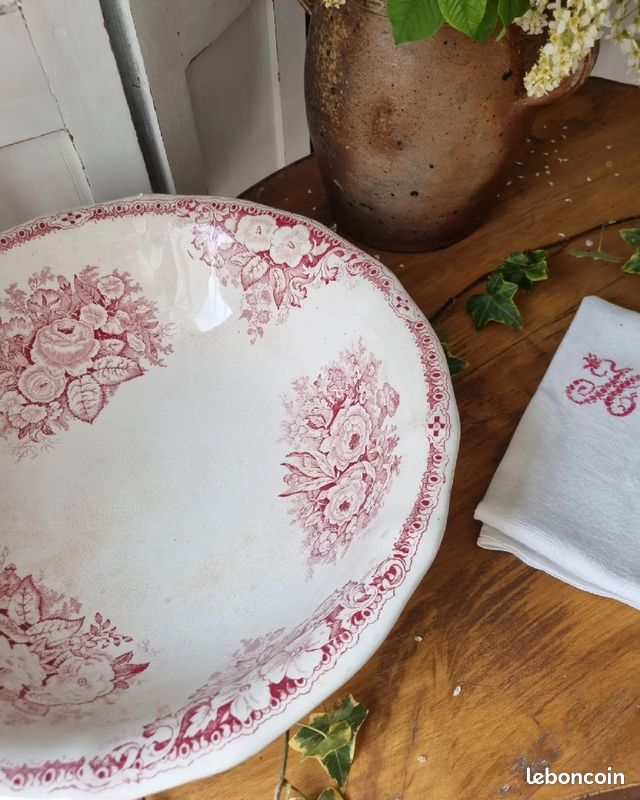 Ancien Saladier Terre de fer aux tonalités framboise et décor floral (image 4)