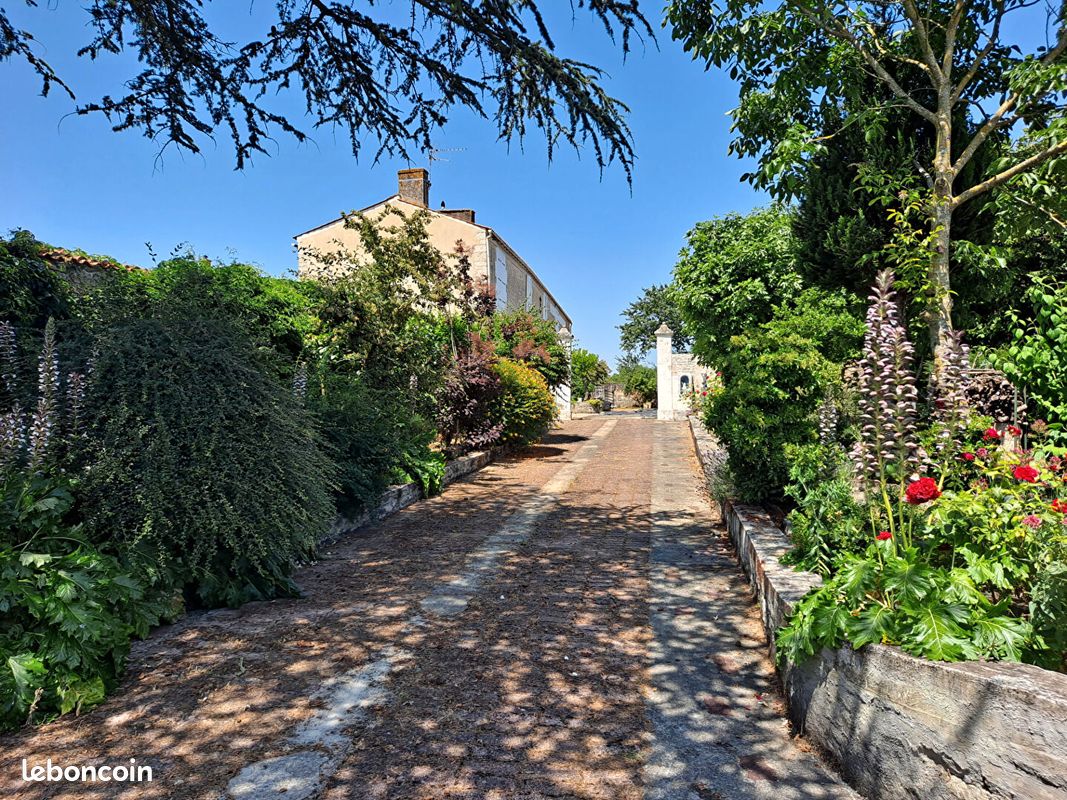 Maison 10 pièces 364 m² · à Mouzeuil-Saint-Martin · 364 m² · 211 200 €