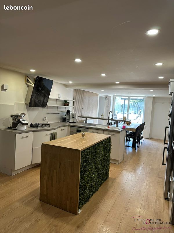 Appartement 5 pièces 131 m² · à La Cluse-Et-Mijoux · 131 m² · 348 000 €