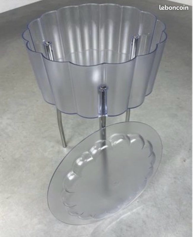 Table Ikea, Hatten, table d’appoint en plastique, avec espace de rangement transparent mat, et un plateau qui est un mobile