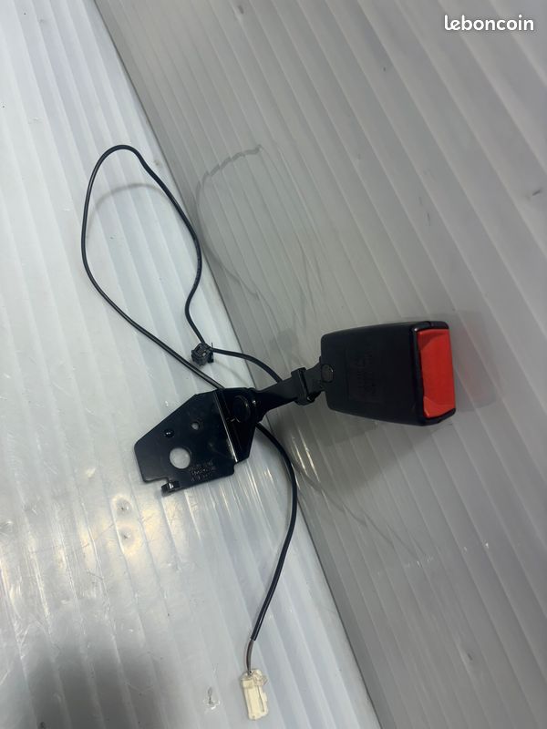 Attache ceinture intérieure arrière droite 3ème rang Peugeot 5008 I