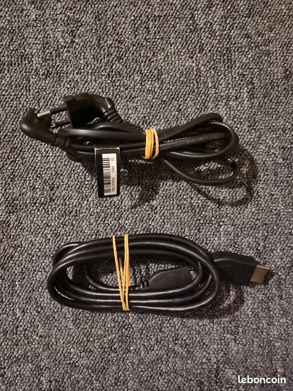 PlayStation 4 Slim — Très bon état (avec câbles, sans manette) (image 2)