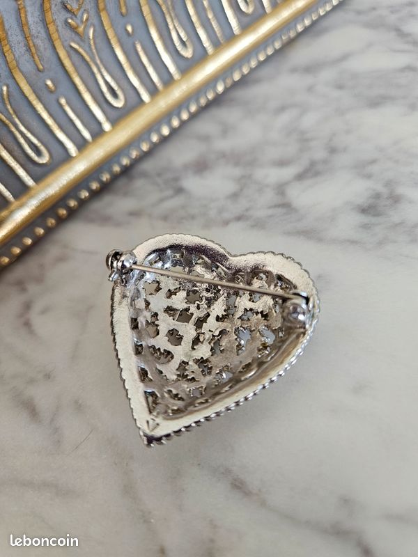 Broche Vintage Trifari 1926 – Cercle Strié Argenté, Bijou Rétro En Excellent état