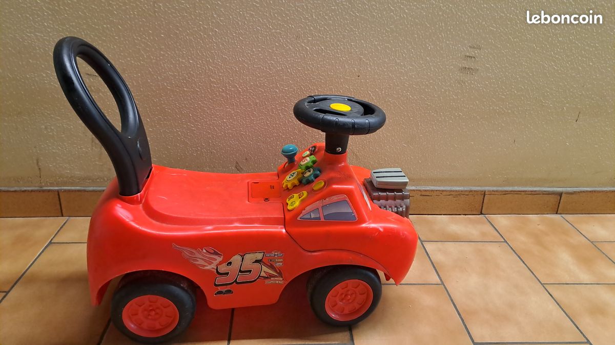 Porteur Cars Flash McQueen activites sons et lumieres Trotteur