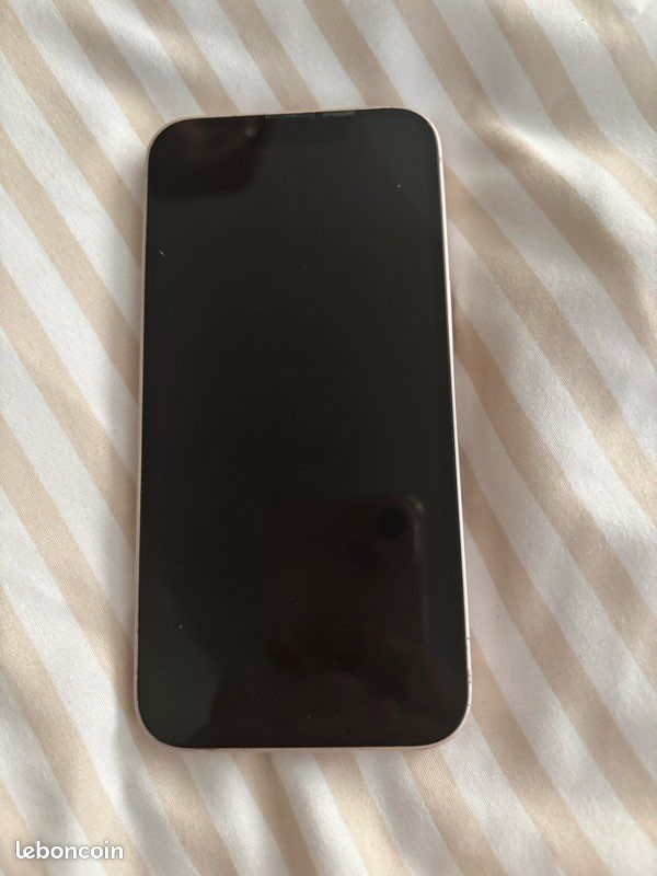 Vend iPhone 13 rose en très bonne état 📱 Prix : 250 (négociable dans la mesure du possible) Pour toute informations complémentaires n’hésitez pas à m’envoyer un message. N’hésitez pas à partager (image 3)